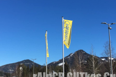 Skitour Gemeindealpe, Fahnen am Parkplatz