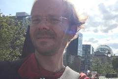 Mit Gitarre im Berliner Regierungsviertel