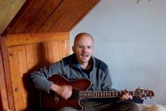 Gittarrespielen beim Lomi Treffen in der Steiermark