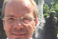 Vor einem Brunnen in Berlin