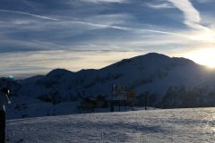 Bei einer Hütte