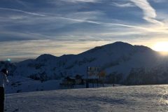 Bei einer Hütte