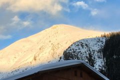 Blick auf den Berg hinter dem Mitarbeiterhaus