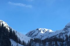 Blick vom Mitarbeiterhaus auf die Berge