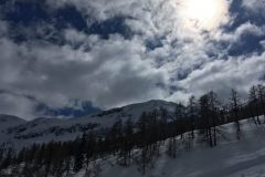 Wolken ziehen über die Schneebedeckten Berge