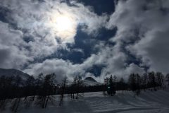 Wolken ziehen über die Schneebedeckten Berge