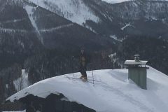 Annaberg Tirolerkogel, ich mit Tourenski auf einem eingeschneiten Hüttendach