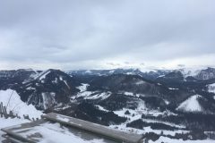Blick über die verschneiten Gipfel des Voralpenlands vom Annaberghaus aus